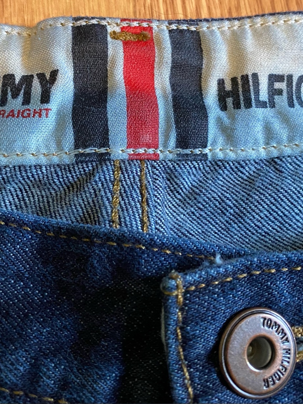 Tommy Hilfiger Classic Straight Men’s Jeans in Dark Blue with Red Accent